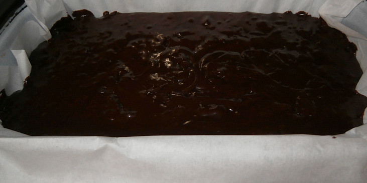 Čokoládové brownies s kousky čokolády (před pečením)