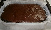 Čokoládové brownies s kousky čokolády, těsně po upečení