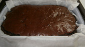 Čokoládové brownies s kousky čokolády, těsně po upečení