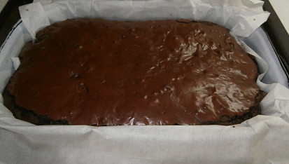 Čokoládové brownies s kousky čokolády, těsně po upečení