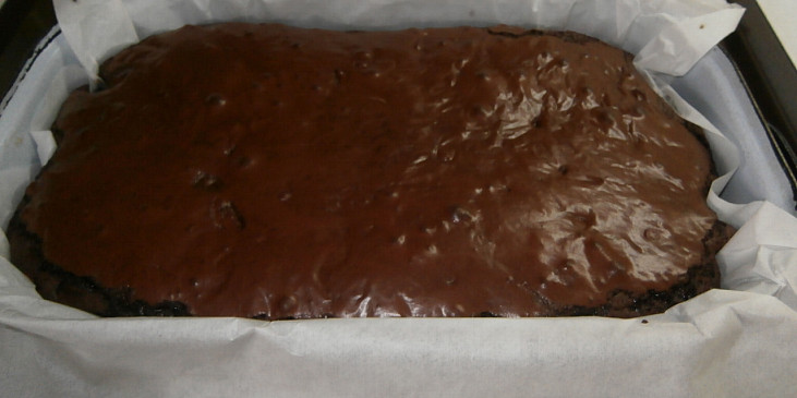 Čokoládové brownies s kousky čokolády (těsně po upečení)