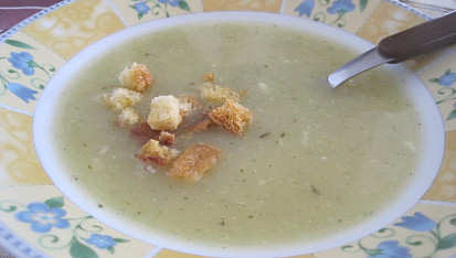 Cuketová polévka na způsob hrachovky