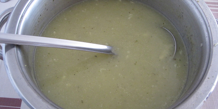 Cuketová polévka na způsob hrachovky