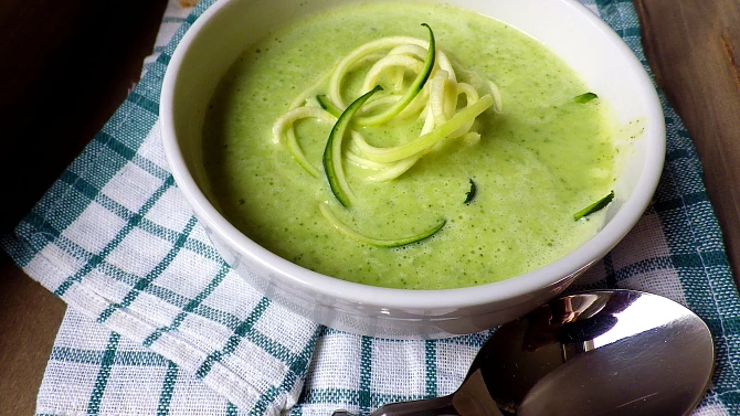Cuketová polévka s parmezánem