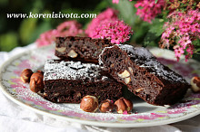 Po upečení čokoládové brownies poprašte zlehka moučkovým cukrem