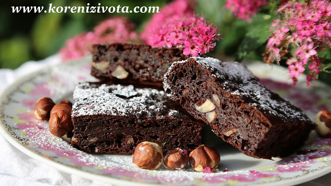 Cuketové brownies s arašídovým máslem bez mouky, Po upečení čokoládové brownies poprašte zlehka moučkovým cukrem