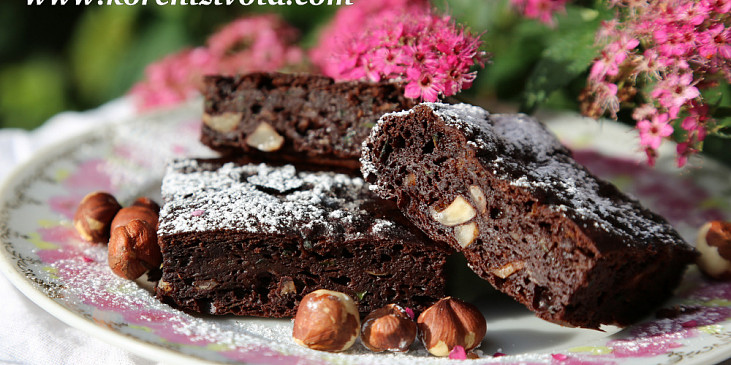 Po upečení čokoládové brownies poprašte zlehka moučkovým cukrem