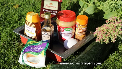 Cuketové brownies s arašídovým máslem bez mouky, potřebné suroviny, jen tu chybí lískové ořechy, které jsem přidala na poslední chvíli a to bylo to nejlepší rozhodnutí