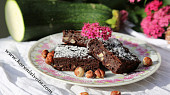 Cuketové brownies s arašídovým máslem bez mouky, čokoládová vlhká struktura cuketových brownies krásně kontrastuje s ořechy a jejich křupavostí