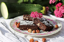 čokoládová vlhká struktura cuketových brownies krásně kontrastuje s ořechy a jejich křupavostí