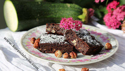 Cuketové brownies s arašídovým máslem bez mouky, čokoládová vlhká struktura cuketových brownies krásně kontrastuje s ořechy a jejich křupavostí