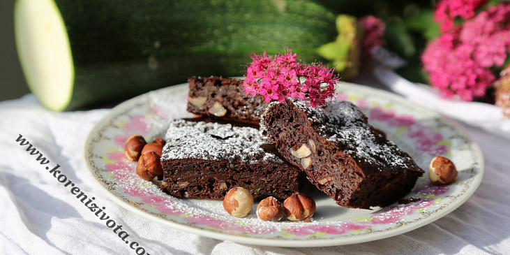 Cuketové brownies s arašídovým máslem bez mouky (čokoládová vlhká struktura cuketových brownies…)