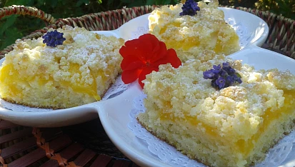 Cuketový koláč s broskvemi a drobenkou