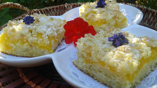 Cuketový koláč s broskvemi a drobenkou
