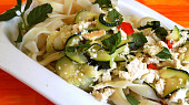 Dlouhé nudle s cuketou a tofu