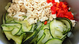Dlouhé nudle s cuketou a tofu