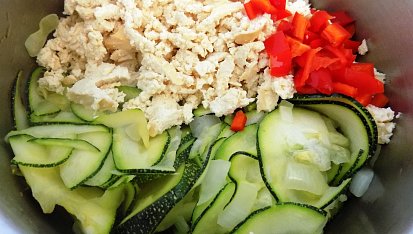Dlouhé nudle s cuketou a tofu