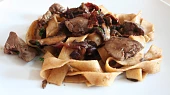 Domácí celozrnné tagliatelle s kuřecími játry a žampiony
