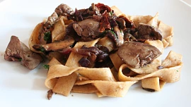 Domácí celozrnné tagliatelle s kuřecími játry a žampiony