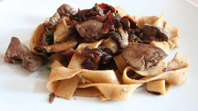 Domácí celozrnné tagliatelle s kuřecími játry a žampiony
