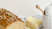 Domácí chléb s ovesnými vločkami a medem