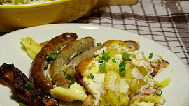Grilovací klobásy zapečené s vejci a bramborem
