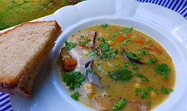 Houbová polévka s cizrnou a zeleninou