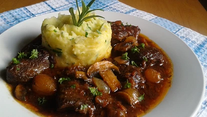 Hovězí krk pečený na zelenině