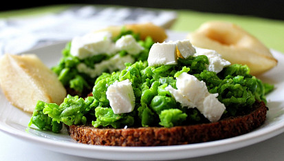 Hrášková bruschetta s kozím sýrem a hruškou