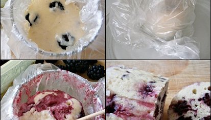 Hrnkový knedlík s ovocem, Těsto nalijeme do hrnku s mikrotenovým sáčkem a 2a1/2minuty vlníme.Necáme ve vypnuté MW odstát1/2minuty a poté nakrájíme