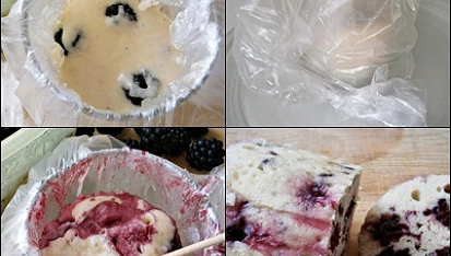 Hrnkový knedlík s ovocem, Těsto nalijeme do hrnku s mikrotenovým sáčkem a 2a1/2minuty vlníme.Necáme ve vypnuté MW odstát1/2minuty a poté nakrájíme