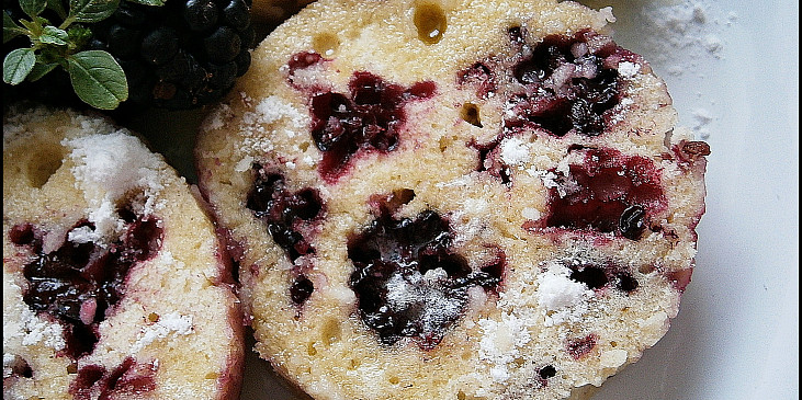 Hrnkový knedlík s ovocem (Na talíři posypeme cukrem a přelijeme rozpuštěným…)