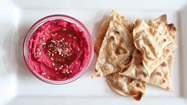 Hummus s červenou řepou a semínky