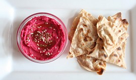 Hummus s červenou řepou a semínky