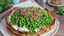 Jarní koláč s bylinkovým tofu krémem a hráškem