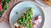 Jarní koláč s bylinkovým tofu krémem a hráškem