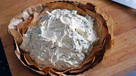 Jarní koláč s bylinkovým tofu krémem a hráškem