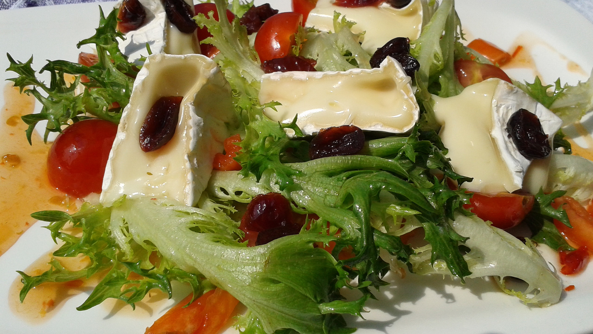 Jednoduchý listový salát s Hermelínem a brusinkami