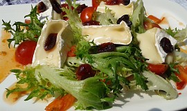 Jednoduchý listový  salát s Hermelínem a brusinkami