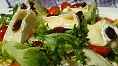 Jednoduchý listový  salát s Hermelínem a brusinkami