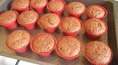 Kakaovo-jablkové muffiny plněné povidly