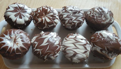 Kakaovo-jablkové muffiny plněné povidly