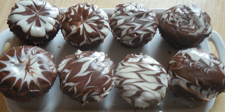 Kakaovo-jablkové muffiny plněné povidly
