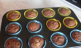 Kakaovo-jablkové muffiny plněné povidly