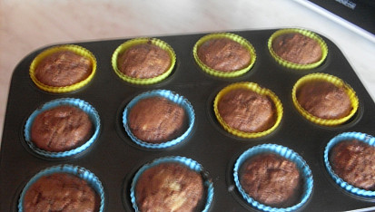 Kakaovo-jablkové muffiny plněné povidly