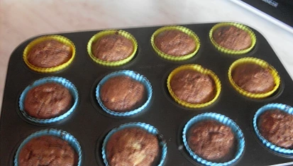 Kakaovo-jablkové muffiny plněné povidly