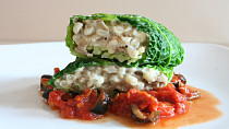 Kapustový list plněný hlívou ústřičnou, mozzarellou a kroupami s rajčatovou omáčkou s olivami