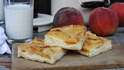 Koláč paní přednostové, Sypaný tvarohový koláč s broskvemi