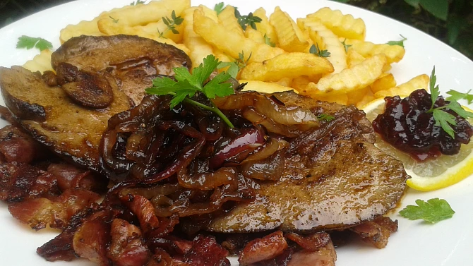 Králičí játra s karamelizovanou cibulí a brusinkami