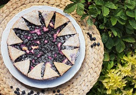 Křehký smetanový koláč s borůvkami